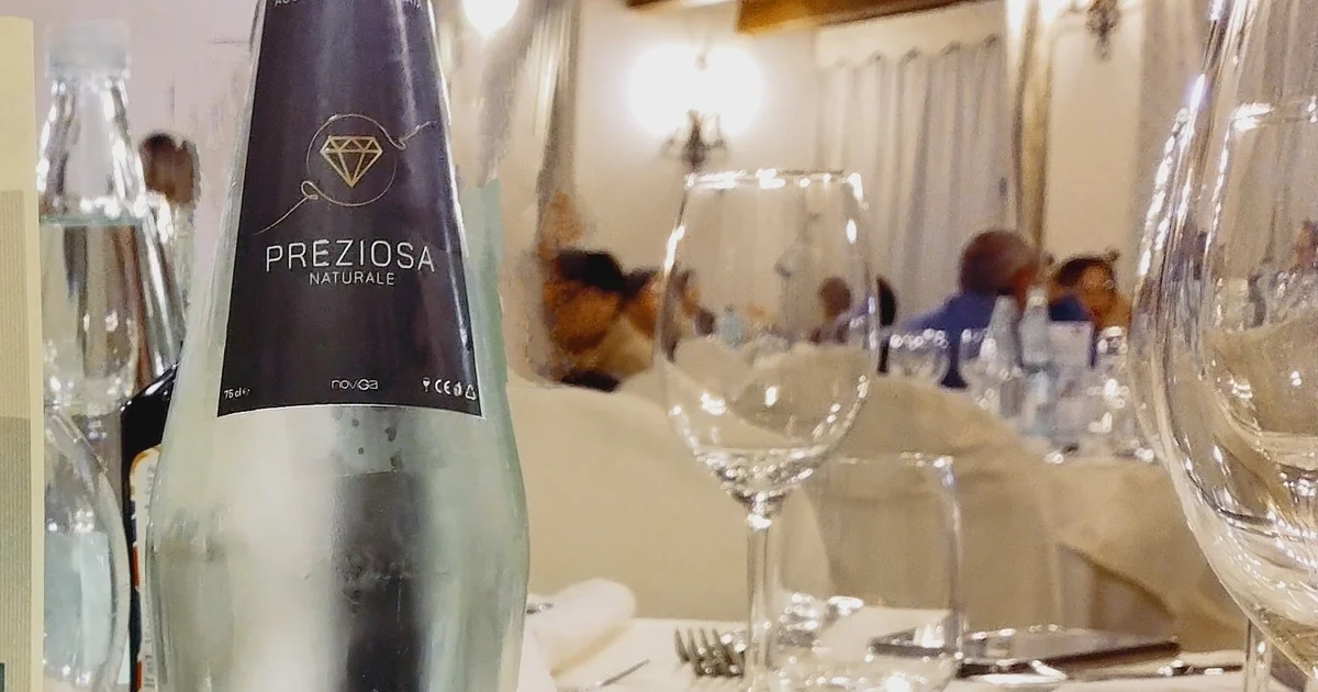 Bottiglia Preziosa Noviga con acqua osmotizzata su tavolo di ristorante siciliano