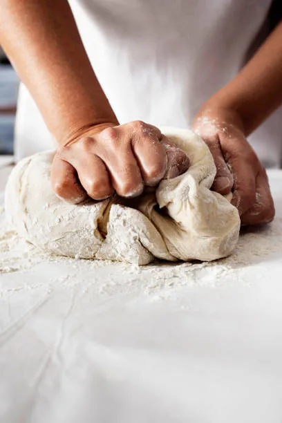 Mani che impastano pane — acqua fredda e filtrata per impasti ben idratati
