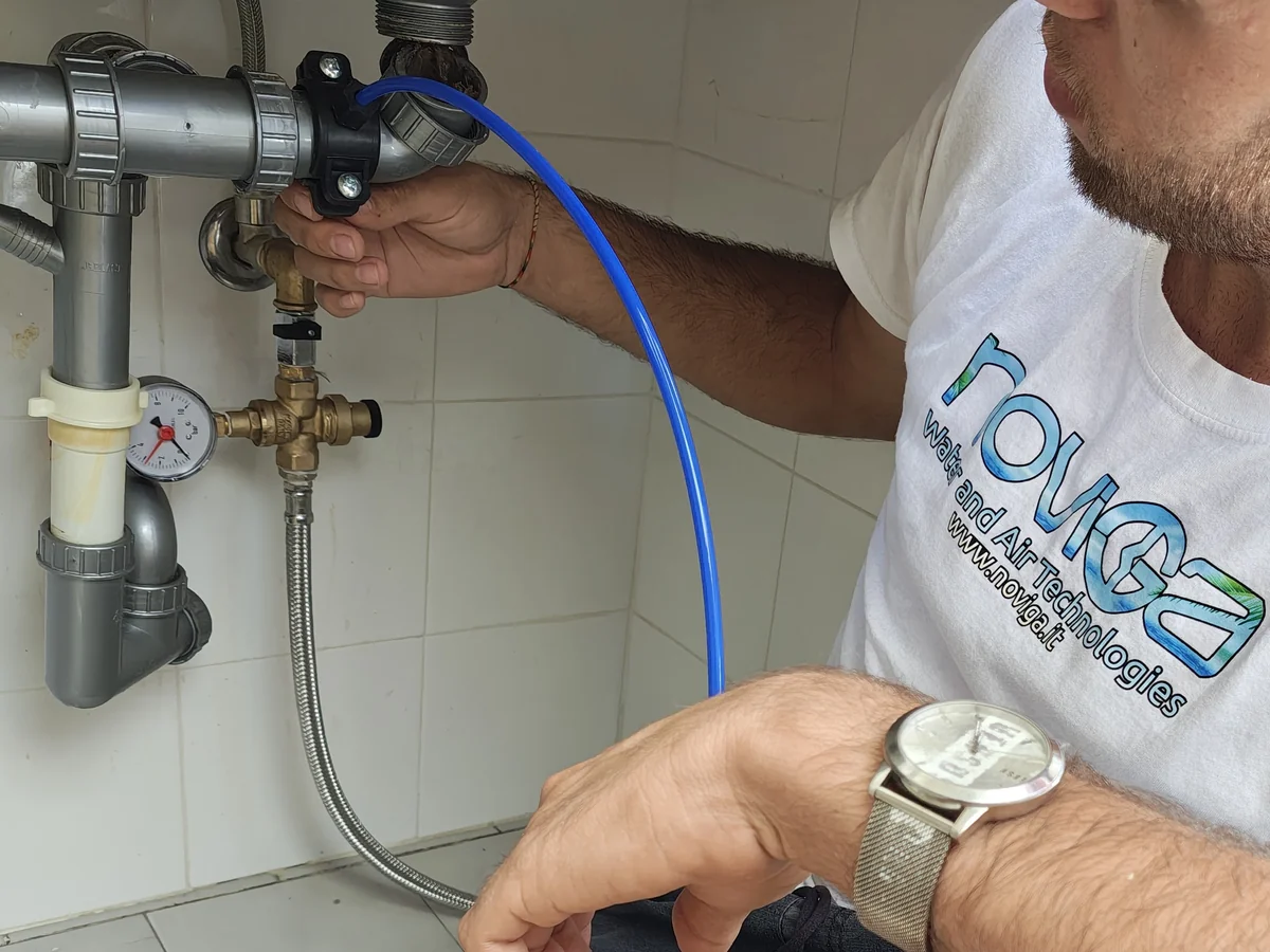 Tecnico Noviga durante l'installazione di un sistema di purificazione a osmosi a casa di un cliente di Trapani